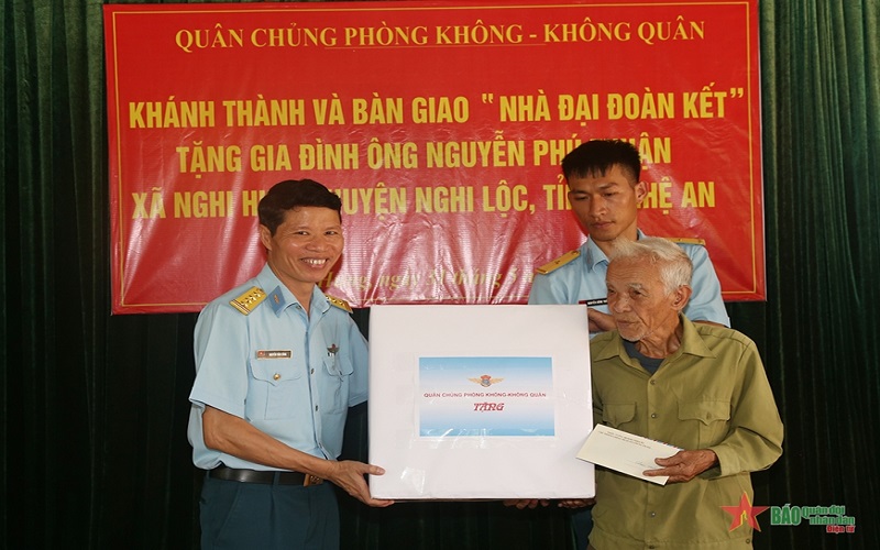 Quân chủng Phòng không-Không quân bàn giao “Nhà đại đoàn kết” tặng gia đình ông Nguyễn Phú Thuận