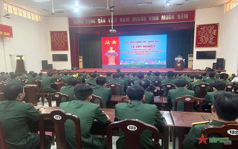 242 học viên tốt nghiệp đào tạo ngắn hạn và hoàn thiện đại học cán bộ chính trị cấp trung, sư đoàn