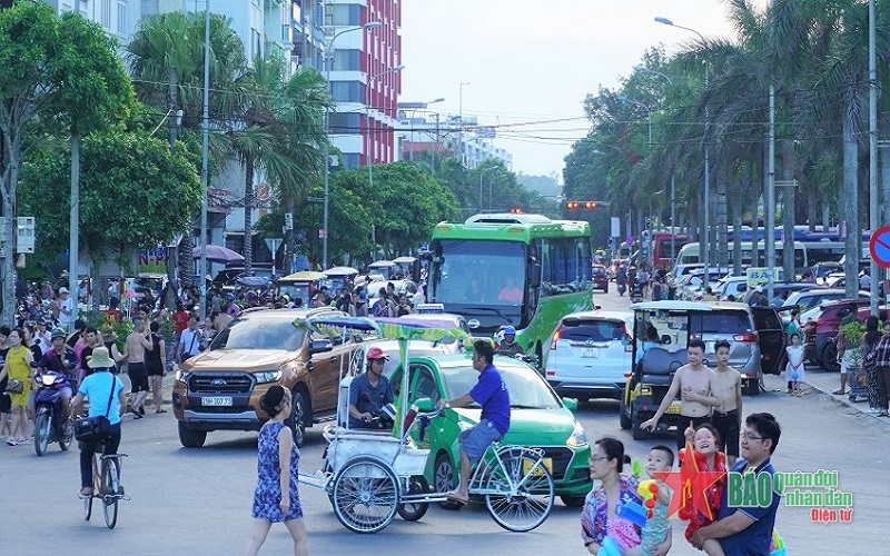 Thanh Hóa: Bãi biển Sầm Sơn ken đặc du khách ngày cuối tuần