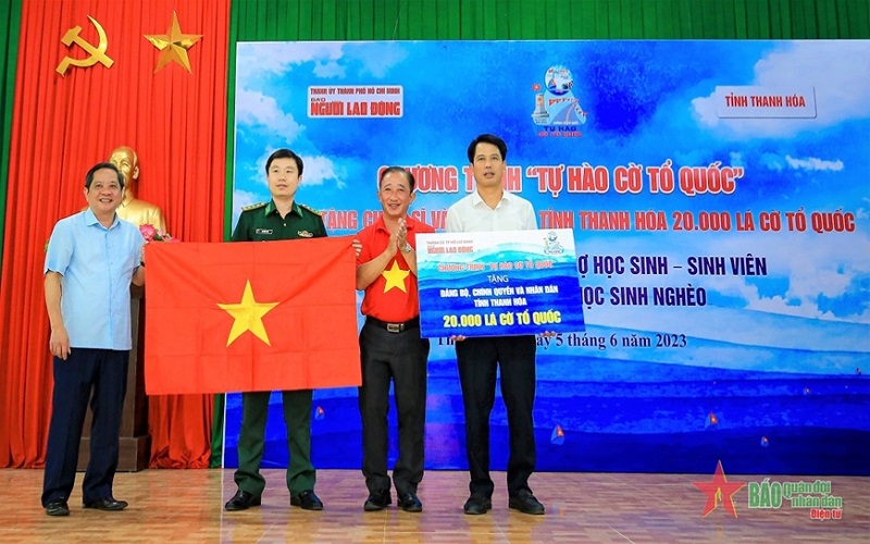 Trao 20.000 lá cờ Tổ quốc và 100 triệu đồng hỗ trợ học sinh tỉnh Thanh Hoá