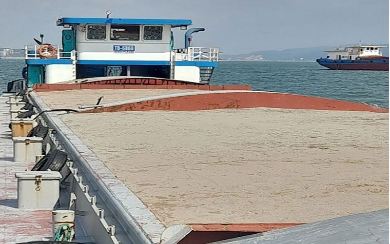 Cục Nghiệp vụ và Pháp luật, Bộ Tư lệnh Cảnh sát biển phát hiện, bắt giữ phương tiện vận chuyển trái phép khoảng 700 m3 cát trên biển