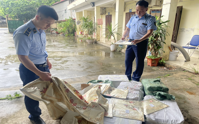 Lạng Sơn: Thu giữ lô khăn trải bàn nhập lậu đang trên đường vận chuyển đi tiêu thụ