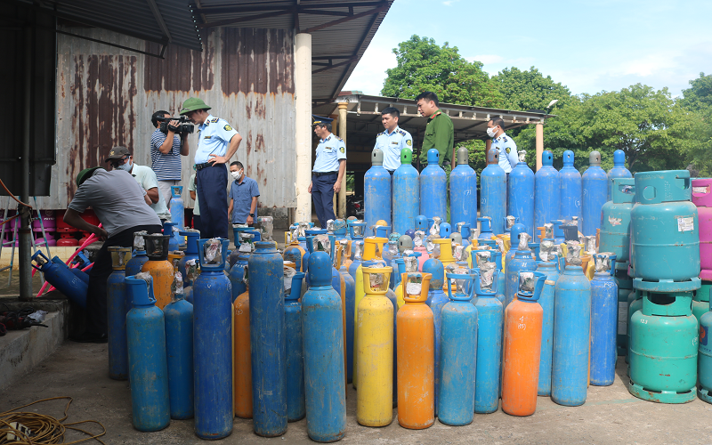 Quảng Bình: Tiêu hủy số lượng lớn bình chứa khí cười, LPG chai (gas) và một số loại hàng hóa thông thường