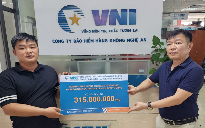 VNI Tạm ứng bồi thường hơn 300 triệu đồng quyền lợi bảo hiểm TNDS xe ô tô tại Nghệ An