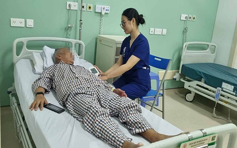 Điều dưỡng Khoa Nội Tim mạch: Lấy người bệnh là trung tâm