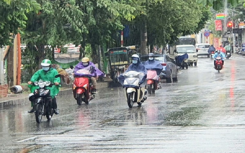 Thời tiết hôm nay (ngày 28-6): Mưa dông ở nhiều nơi. Các thí sinh tham gia kỳ thi PTTH cần mang theo ô và áo mưa