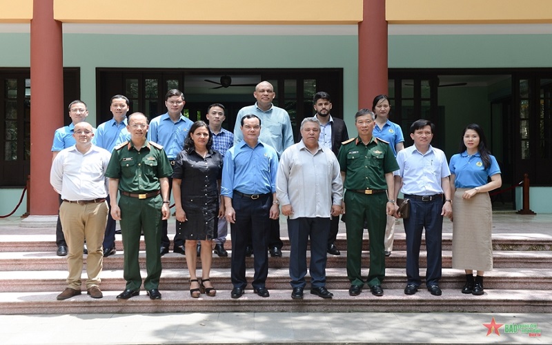 Đoàn đại biểu cấp cao Trung tâm những người lao động Cuba dâng hương tưởng niệm Chủ tịch Hồ Chí Minh và tham quan Khu Di tích K9