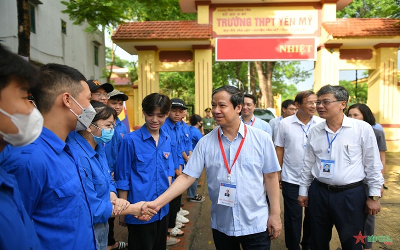 Bộ trưởng Bộ Giáo dục và Đào tạo Nguyễn Kim Sơn động viên thí sinh, giáo viên dự kỳ thi tốt nghiệp THPT