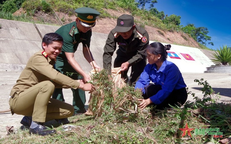 Đoàn viên thanh niên hai nước Việt - Lào ra quân chiến dịch thanh niên tình nguyện hè