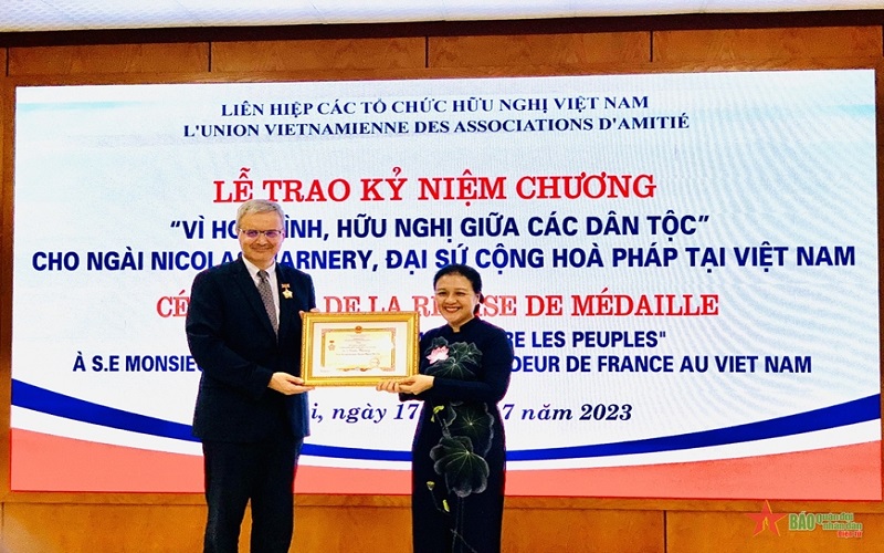 Trao Kỷ niệm chương “Vì hòa bình, hữu nghị giữa các dân tộc” tặng Đại sứ Pháp tại Việt Nam