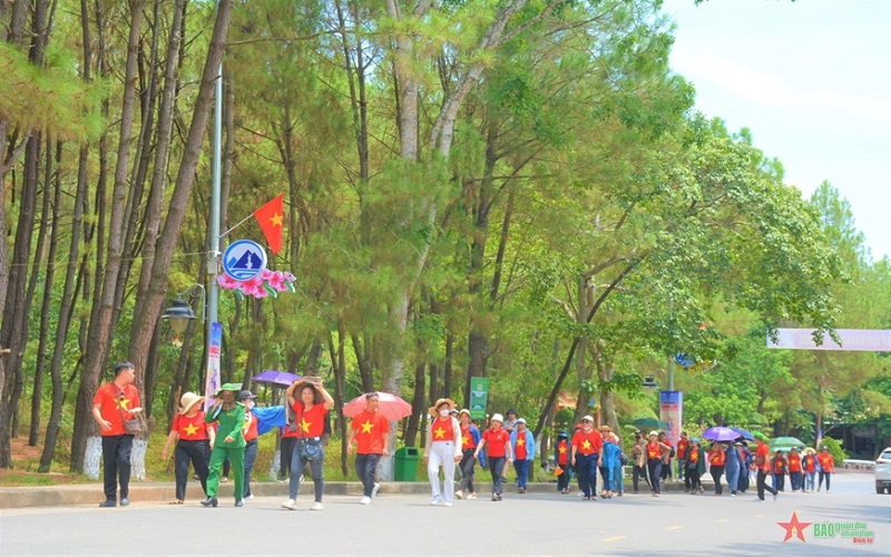 Hàng ngàn người dân đến thăm viếng Ngã ba Đồng Lộc trong tháng 7