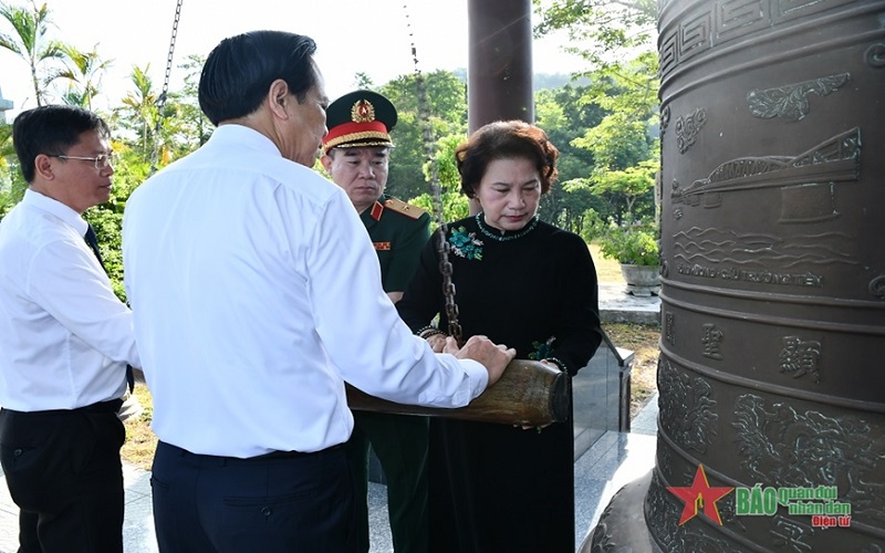 Đoàn đại biểu người có công với cách mạng tiêu biểu toàn quốc năm 2023 dâng hương tưởng niệm các Anh hùng liệt sĩ tại tỉnh Thừa Thiên Huế