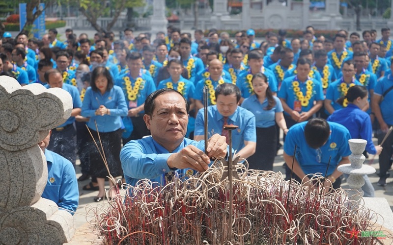 Công nhân lao động tiêu biểu dâng hương đồng chí Nguyễn Đức Cảnh