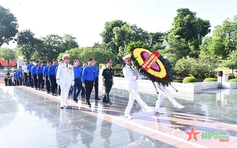 Đoàn đại biểu Trung ương Đoàn Thanh niên Cộng sản Hồ Chí Minh dâng hương tưởng niệm các Anh hùng liệt sĩ