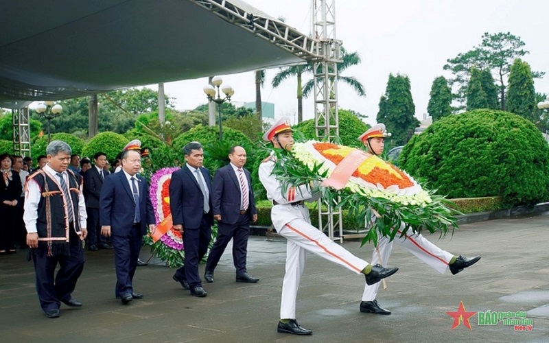 Lãnh đạo tỉnh Gia Lai dâng hoa, dâng hương Chủ tịch Hồ Chí Minh và viếng các liệt sĩ