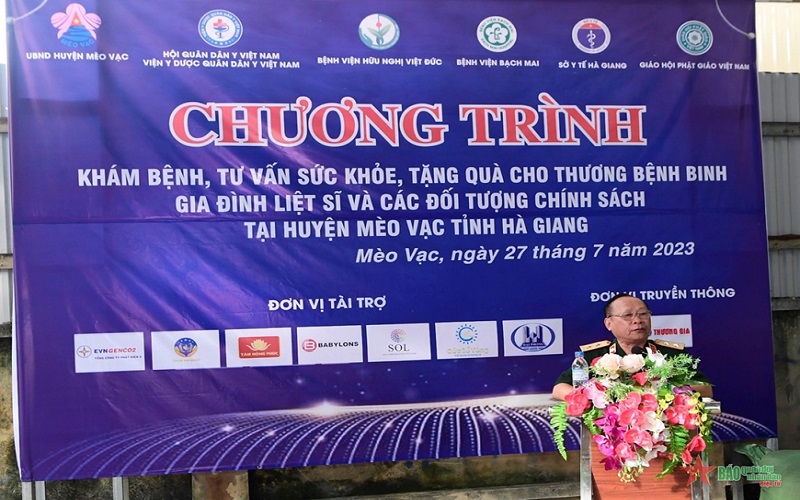 Khám, tư vấn sức khỏe và tặng quà hơn 1.000 gia đình chính sách tại Hà Giang