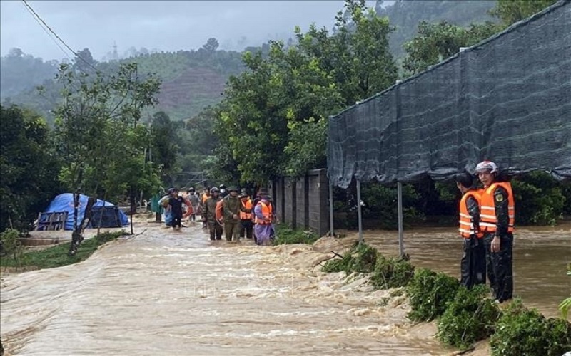 Mưa lớn kèm dông lốc, sạt lở ở nhiều địa phương làm 11 người thương vong