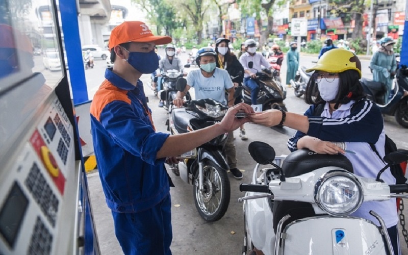 Giá xăng ngày mai sẽ vượt 24.000 đồng/lít?