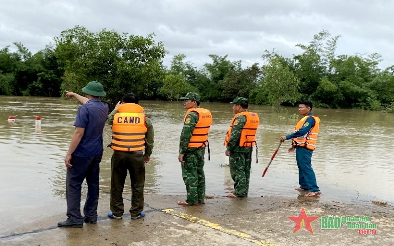 Bộ đội Biên phòng Đắk Lắk và các lực lượng sẵn sàng di dời người dân vùng ngập lũ đến nơi an toàn