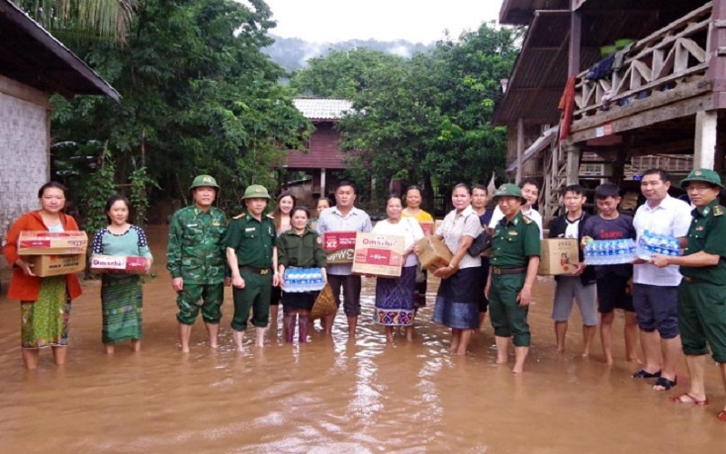 Bộ đội, dân quân tự vệ tích cực giúp nhân dân ứng phó, khắc phục hậu quả thiên tai