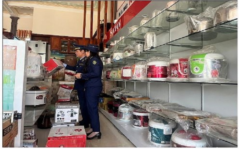 Tăng cường kiểm tra cơ sở kinh doanh kê khai, niêm yết giá hàng hoá; xử lý nghiêm trường hợp vi phạm pháp luật về giá