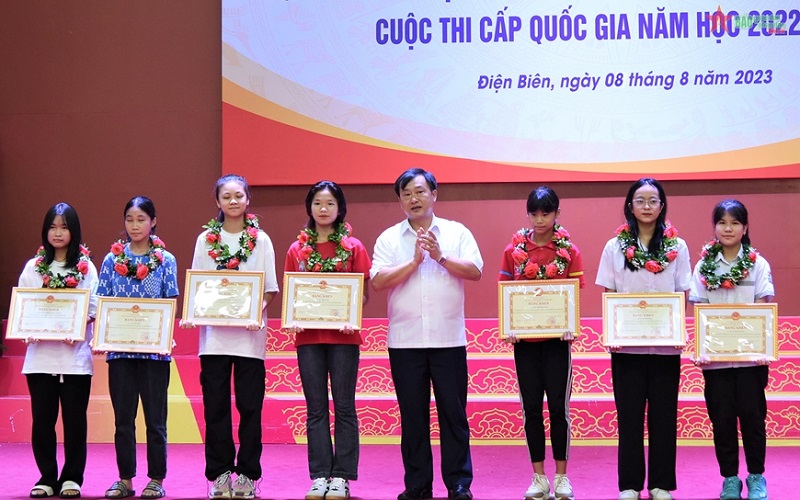 Điện Biên: Tuyên dương giáo viên và học sinh đạt thành tích cao trong các cuộc thi