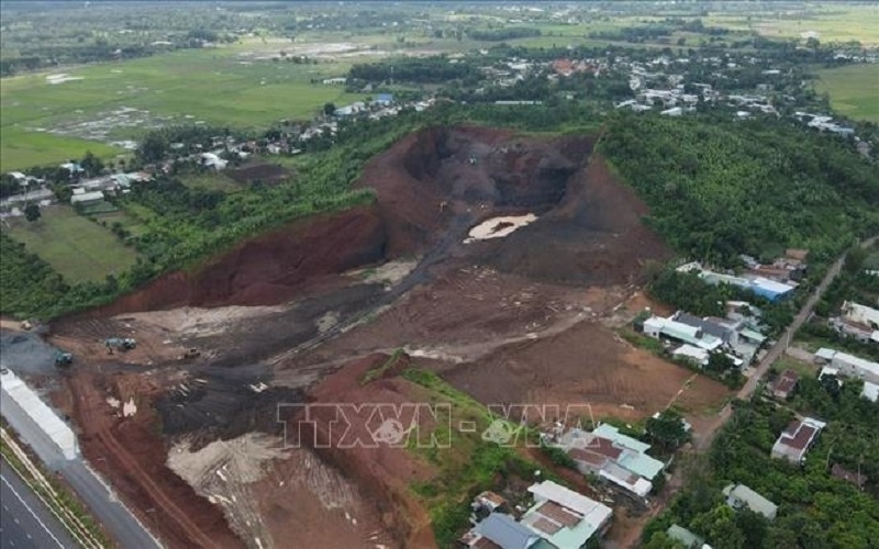 Kiểm tra nguyên nhân gây ngập lụt tại đường cao tốc Phan Thiết - Dầu Giây