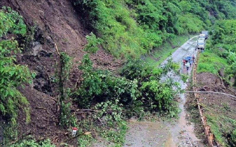 Sạt lở gây ách tắc giao thông cục bộ tại huyện Mường La, tỉnh Sơn La