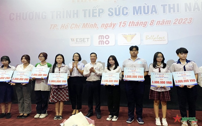 Trao học bổng “Tiếp sức mùa thi” tặng thí sinh có hoàn cảnh đặc biệt khó khăn