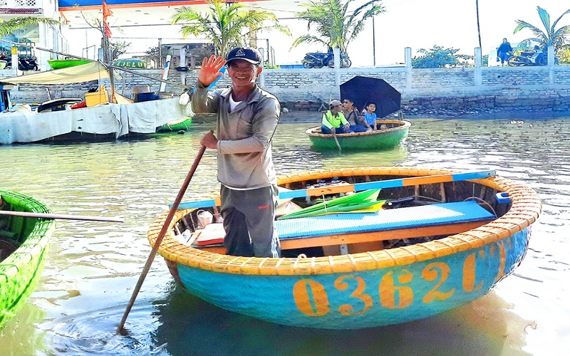 Đi thuyền thúng trên dòng Thu Bồn