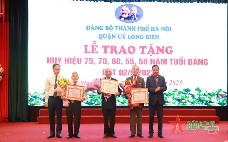 Hà Nội: 495 đảng viên quận Long Biên được trao tặng Huy hiệu Đảng đợt 2-9