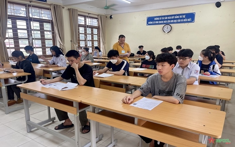 Thi tốt nghiệp Trung học Phổ thông: Không loại trừ việc xem xét khởi tố thí sinh chụp ảnh đề thi gửi ra ngoài