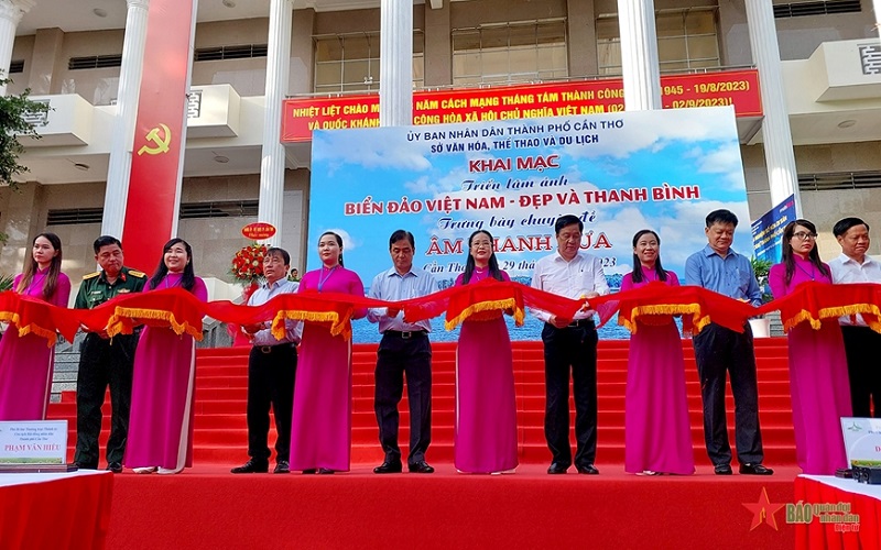 Cần Thơ: Khai mạc triển lãm ảnh “Biển đảo Việt Nam - Đẹp và thanh bình” và trưng bày chuyên đề “Âm thanh xưa”