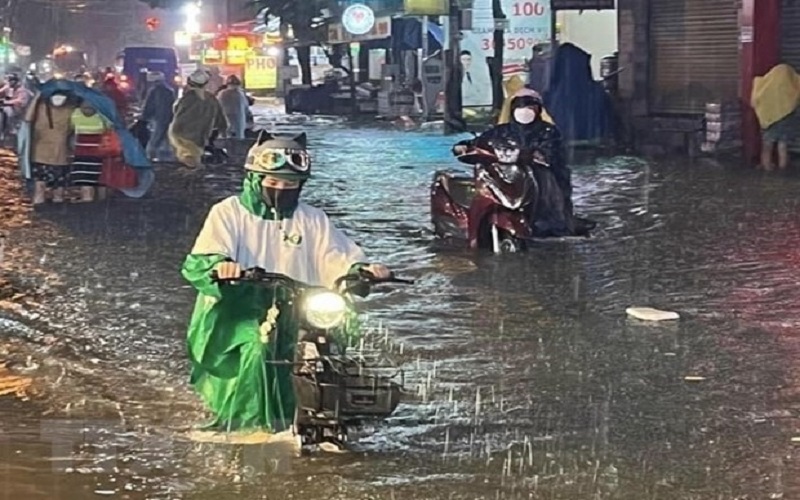 Thành phố Hồ Chí Minh ngập nặng, giao thông hỗn loạn trong đêm