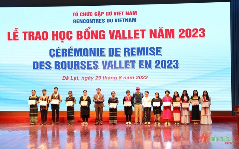 155 học sinh, sinh viên khu vực Tây Nguyên và Nam Trung Bộ nhận học bổng Vallet