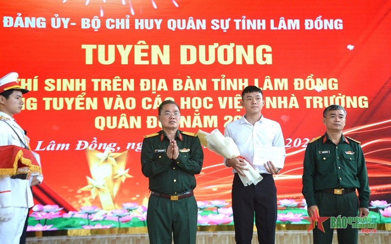 Bộ CHQS tỉnh Lâm Đồng tuyên dương 52 thí sinh trúng tuyển vào các học viện, nhà trường Quân đội