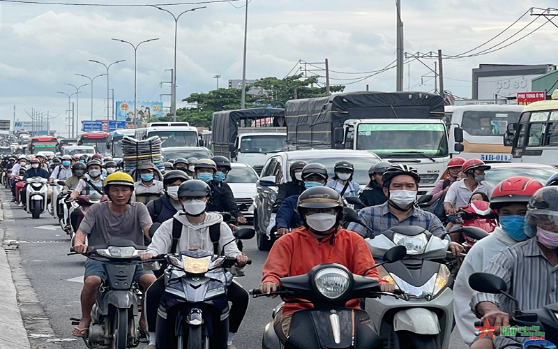 Cảnh sát giao thông giúp người dân trở lại TP Hồ Chí Minh an toàn, thông suốt