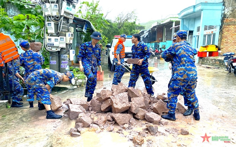 Vùng 5 Hải quân giúp dân phòng chống sạt lở bờ biển