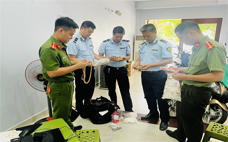 Lào Cai: Kiểm tra 3 cửa hàng vi phạm trong kinh doanh, thu giữ hàng nghìn sản phẩm trang sức mỹ ký thời trang được livestream bán trên mạng xã hội