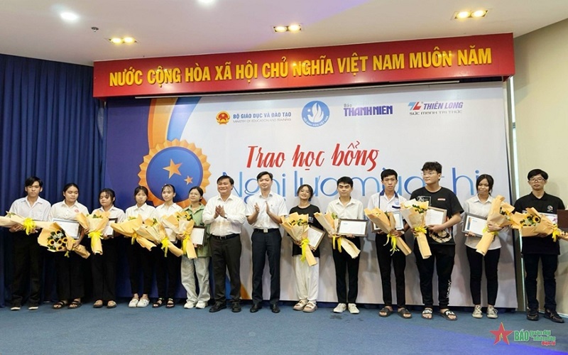 Trao học bổng tiếp sức tân sinh viên hoàn cảnh khó khăn