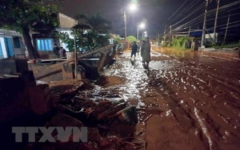 Lũ cát đỏ ập xuống đường ven biển Phan Thiết