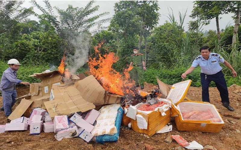 Lào Cai: Tiêu hủy 3 lô hàng số lượng lớn là thực phẩm và trang sức mỹ ký không rõ nguồn gốc, xuất xứ