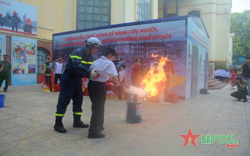 Trưng bày chuyên đề "Cháy, kỹ năng phòng, chữa và thoát nạn"