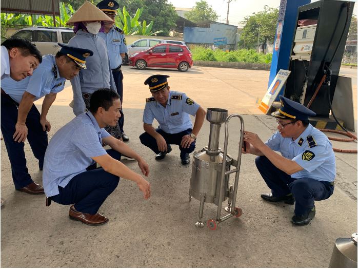 Thái Nguyên: Đội QLTT số 4 tổ chức kiểm tra, giám sát việc chấp hành các quy định của pháp luật về đo lường đối với các thương nhân kinh doanh xăng dầ