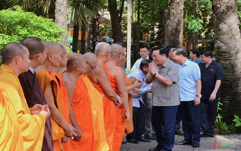 Chủ tịch Quốc hội Vương Đình Huệ thăm Hội Đoàn kết sư sãi yêu nước tỉnh Sóc Trăng