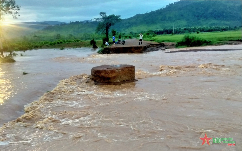 Gia Lai: Giải cứu thành công 4 người dân bị cô lập do nước lũ