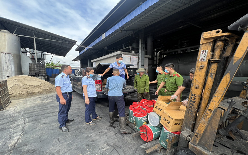 Yên Bái: Giám sát việc tiêu hủy 270 lít dầu nhờn giả mạo nhãn hiệu Castrol