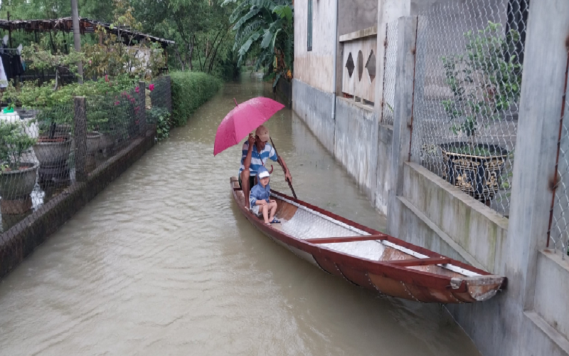 Mưa lớn gây ngập cục bộ ở Thừa Thiên Huế; đê sông Lam sạt lở nghiêm trọng