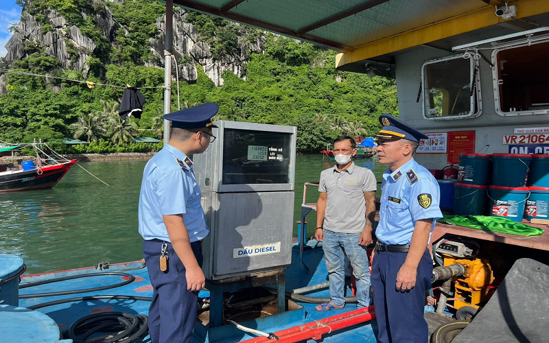 Quảng Ninh: Tăng cường triển khai tuyên truyền, phổ biến pháp luật cho các cơ sở kinh doanh xăng dầu trên biển