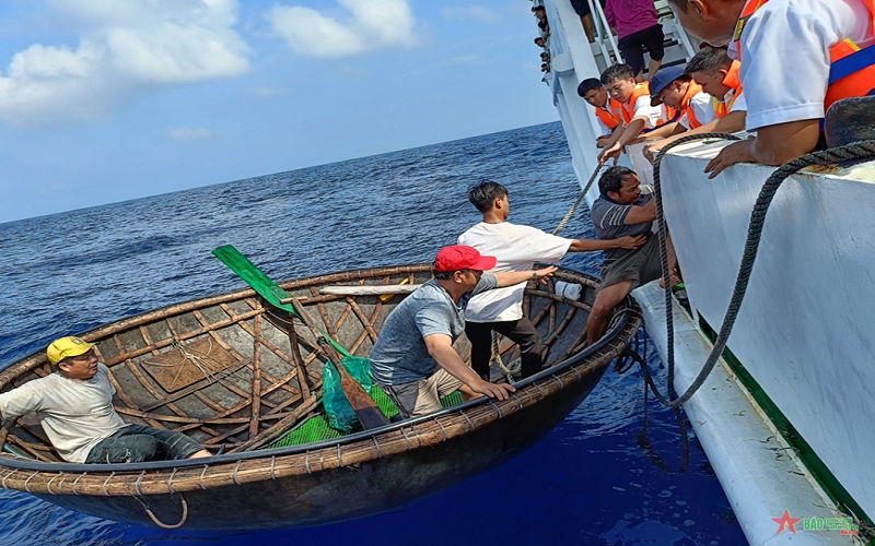 Tàu 467, Quân chủng Hải quân đưa 83 ngư dân và 2 thi thể trên các tàu cá bị chìm về đất liền